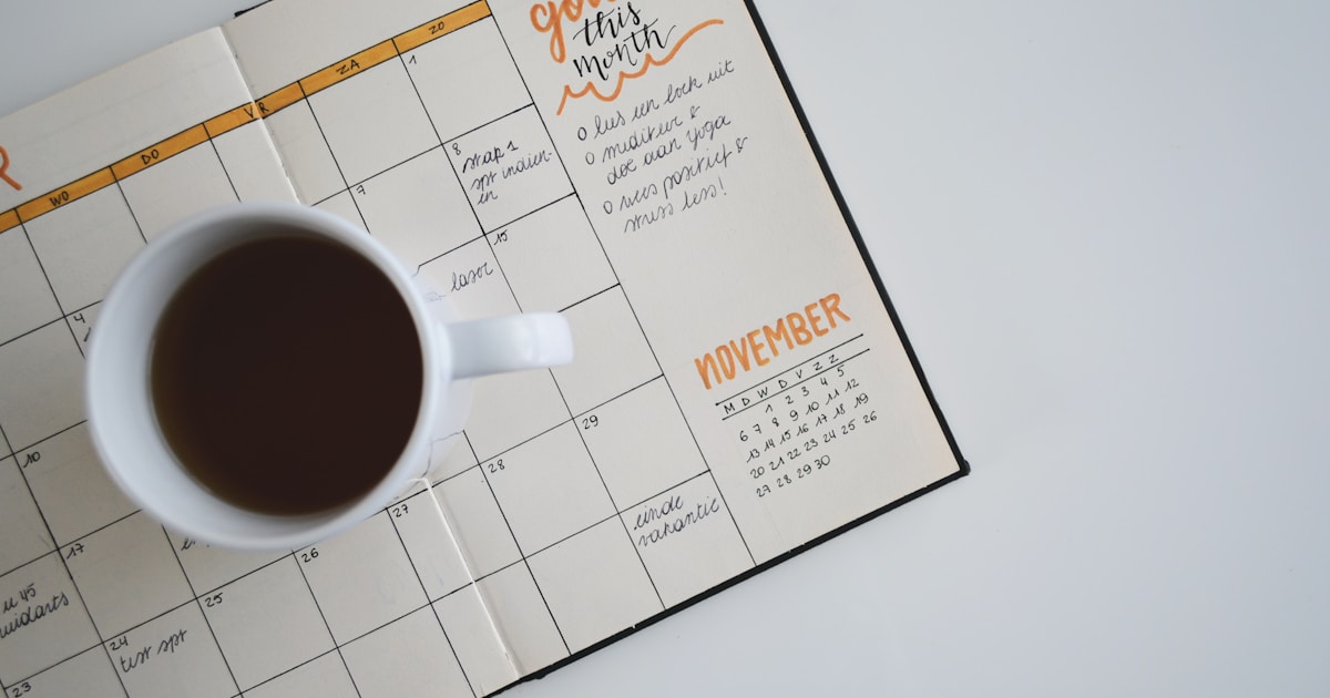 Calendario sobre escritorio marcando los 15 días hábiles — plazo vigente de respuesta del Libro de Reclamaciones según la Ley 31435